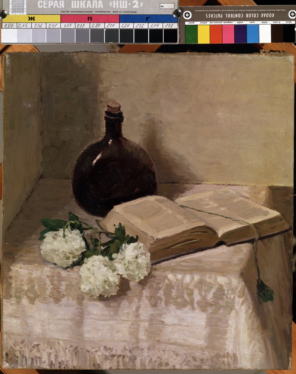 ""Stilleben med en flaske, åben bog og hvide blomster"" (Stilleben med en bog) Maleri af Johannes Hansch (1875-1946) Mål. 45 x 41,5 cm Mikalojus Konstantinas Ciurlionis Museum of Fine Arts, Kaunas, Litauen af J. Hansch
