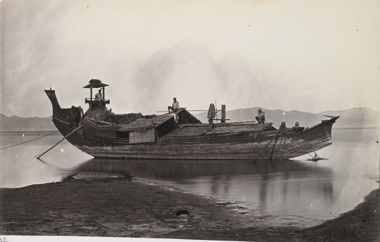 Et billede af en laung-zat eller risbåd, der ligger fortøjet ved siden af Irrawaddy-floden. af J. Jackson
