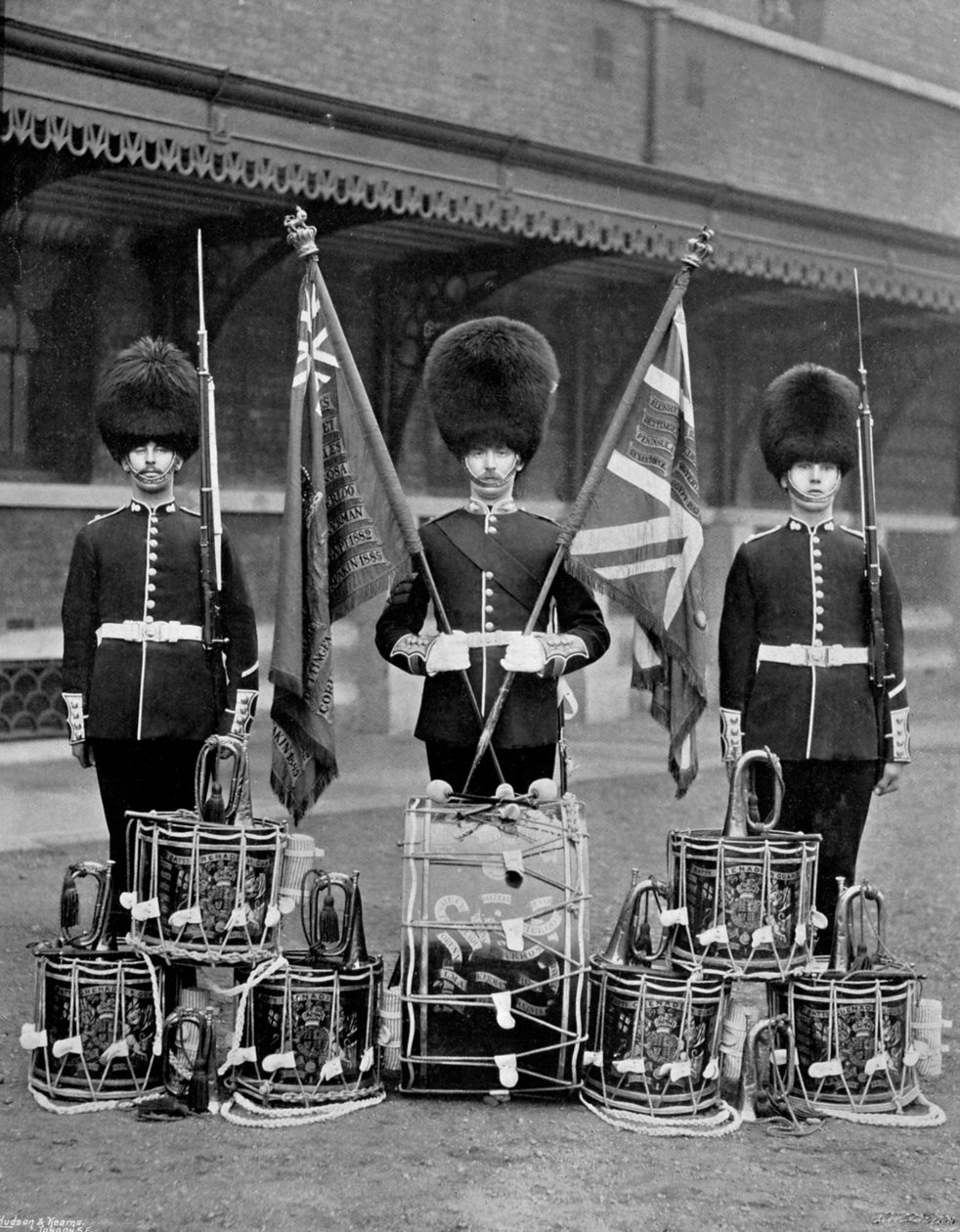 Farverne og trommerne fra 2nd Grenadier Guards, 1896 af J. Thomson