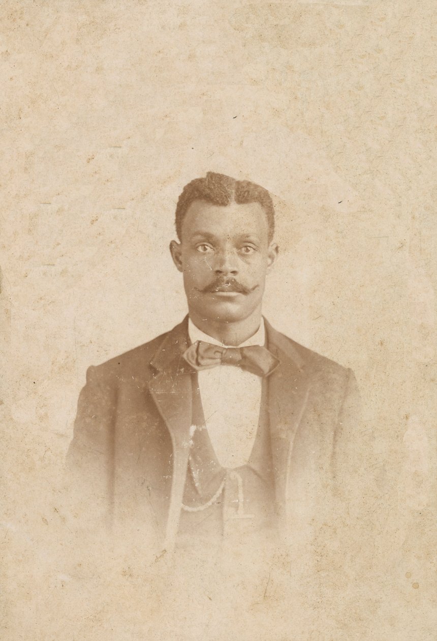 Fotografi af en mand i jakkesæt, vest og slips, 1880