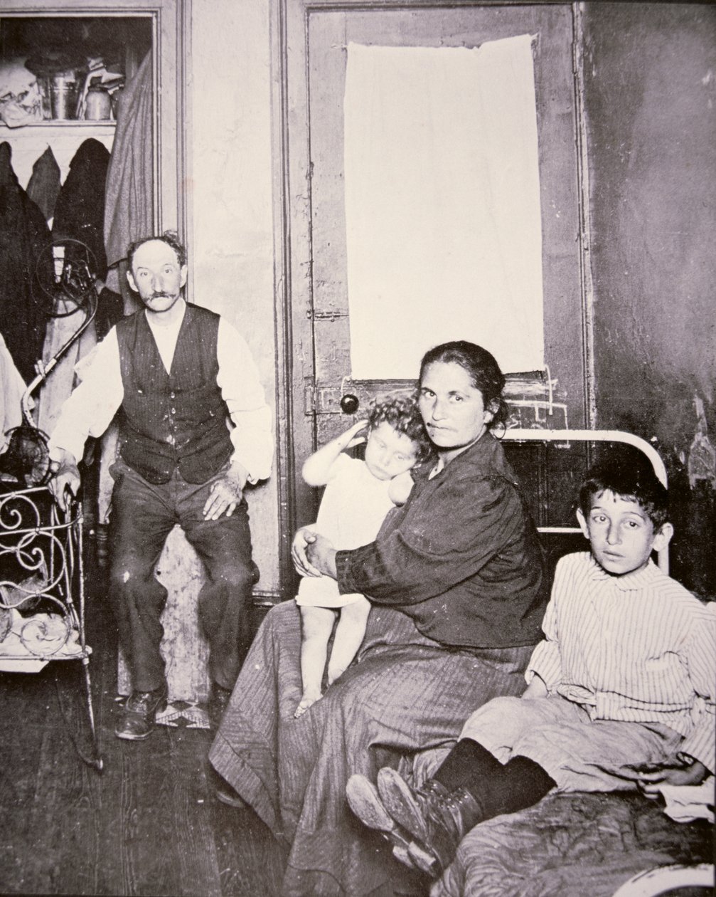 Indvandrerfamilie, Lower East Side, New York City, ca. 1910 (s/h-foto) af Jacob August Riis