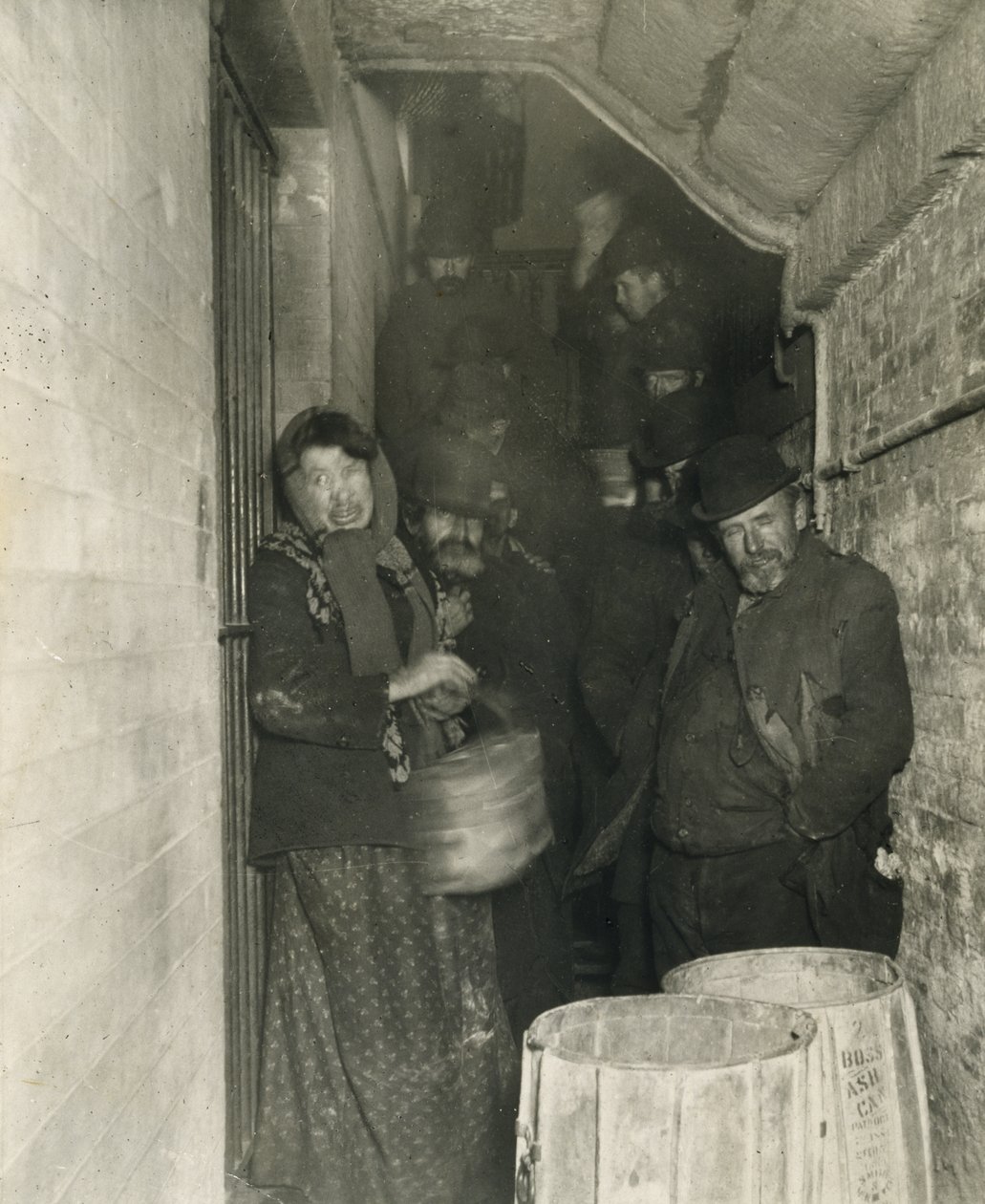 Venter på at blive udlejet i Mulberry Street Station af Jacob August Riis