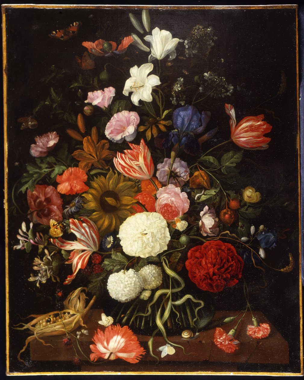 Valmuer, tulipaner, roser, nelliker, snebold, liljer, iris, en solsikke og andre blomster i en glasvase med en majskolbe på en afsats af Jacob Rootius