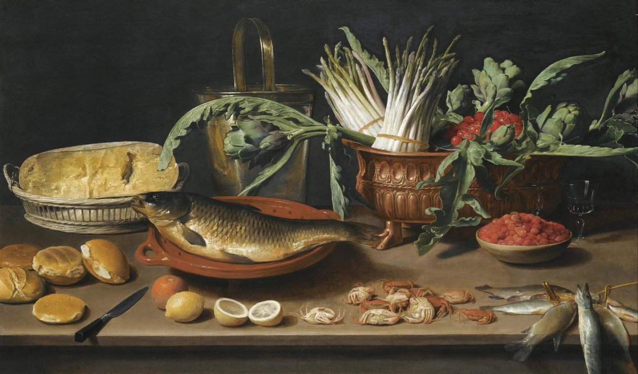 Stilleben med en fisk på en terrakottatallerken, asparges, artiskokker og kirsebær i et skålformet fad, sammen med en halv ost i en kurv, rundstykker, fraises de bois, citroner, appelsiner og krabber, alt sammen arrangeret på en bordplade af Jacob Van Es