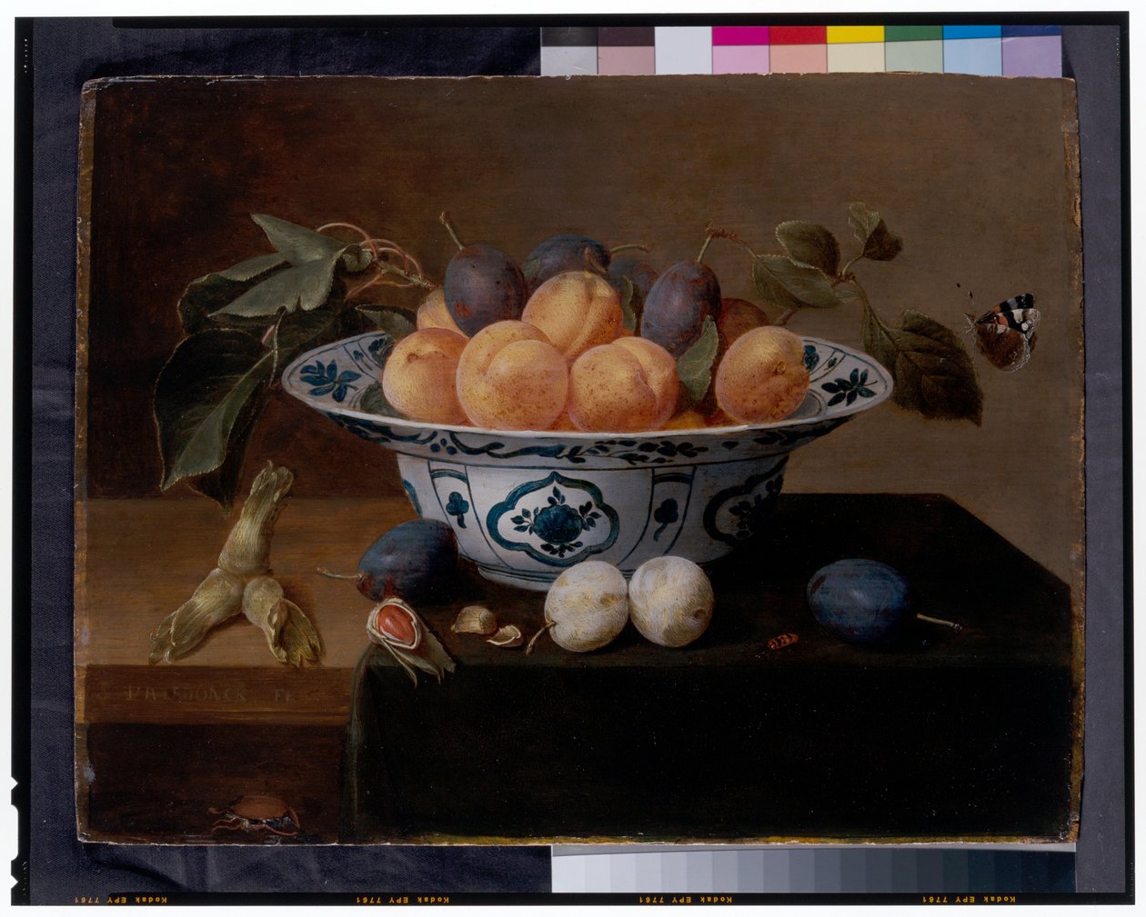 Stilleben af abrikoser og blommer i et Wan Li-fad, med biller og en sommerfugl på en afsats af Jacob van Hulsdonck
