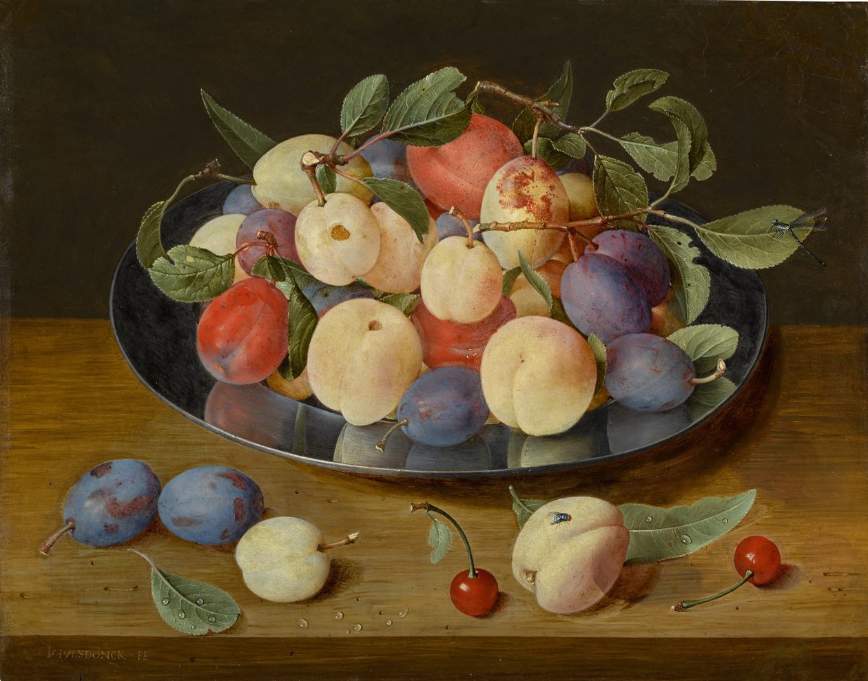 Stilleben med blommer og ferskner på en tintallerken, med blommer, en fersken og kirsebær, alt sammen på et bord af Jacob van Hulsdonck