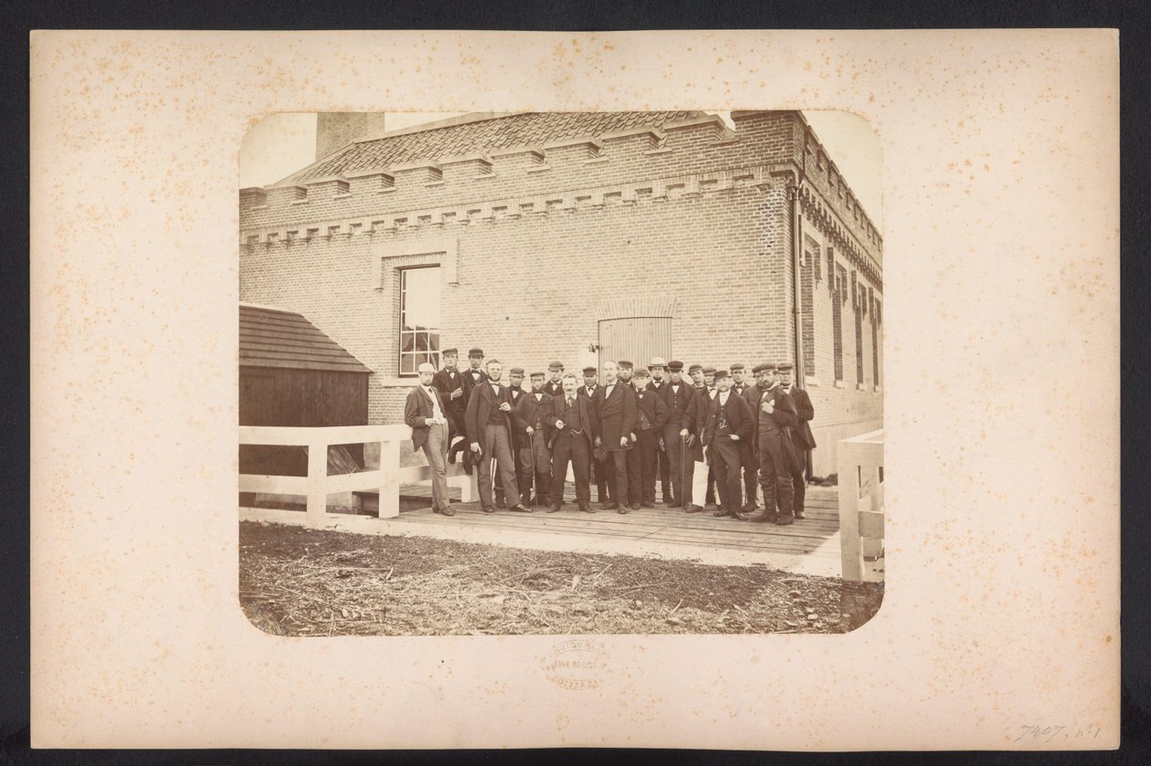 Gruppefoto af arbejderne, 1867-1869 Genvinding af søerne i Schieland øst for Rotterdam (serietitel på objekt) af Jacobus van Gorkom jr.
