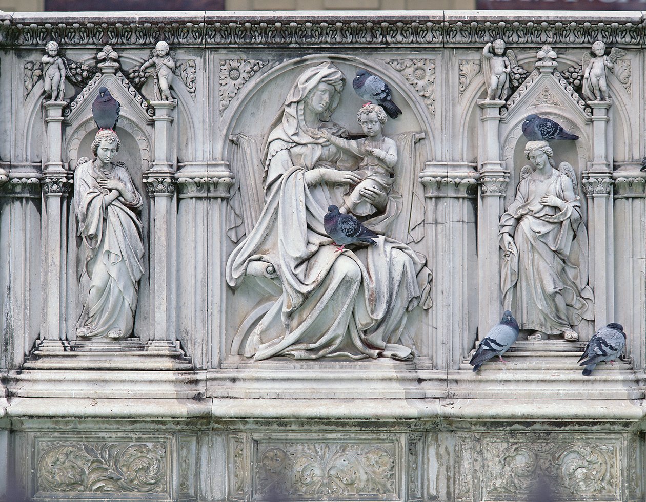 Jomfru og barn med hellige, midterste del af Fonte Gaia, Siena, 1414-19 (marmor) af Jacopo della Quercia