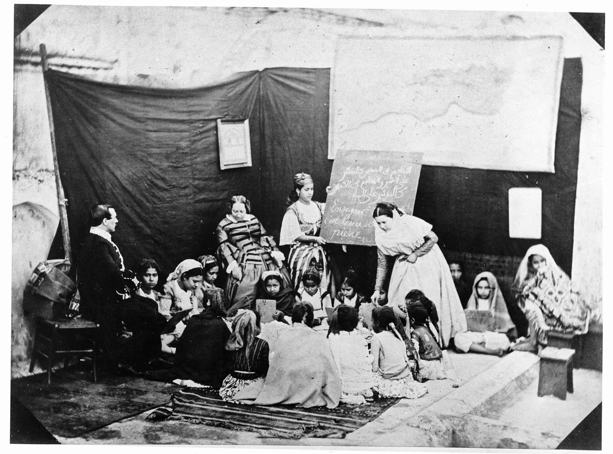 Skole for unge piger undervist af Madame Luce, Algier, 1856 af Jacques Antoine Moulin