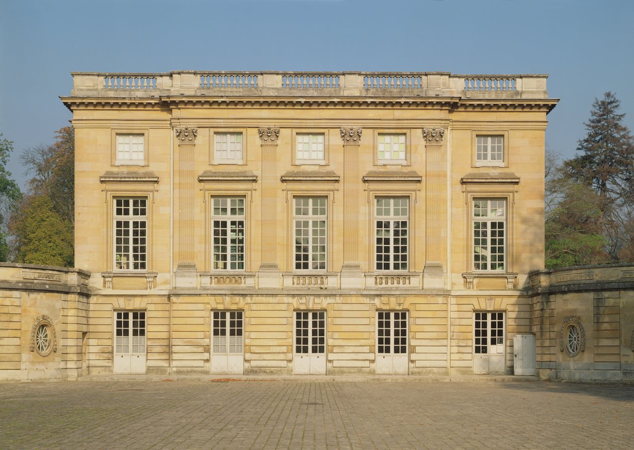Udsigt over gårdhavefacaden på Petit Trianon, bygget 1762-64 af Jacques Ange Gabriel