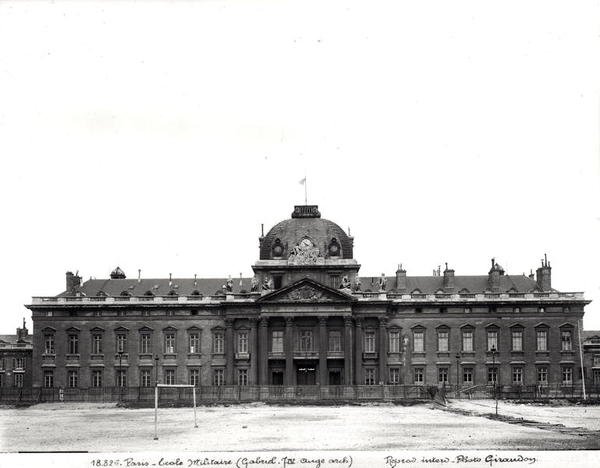 Facade og kuppel af Ecole Militaire, bygget 1751-73 af Jacques Ange Gabriel