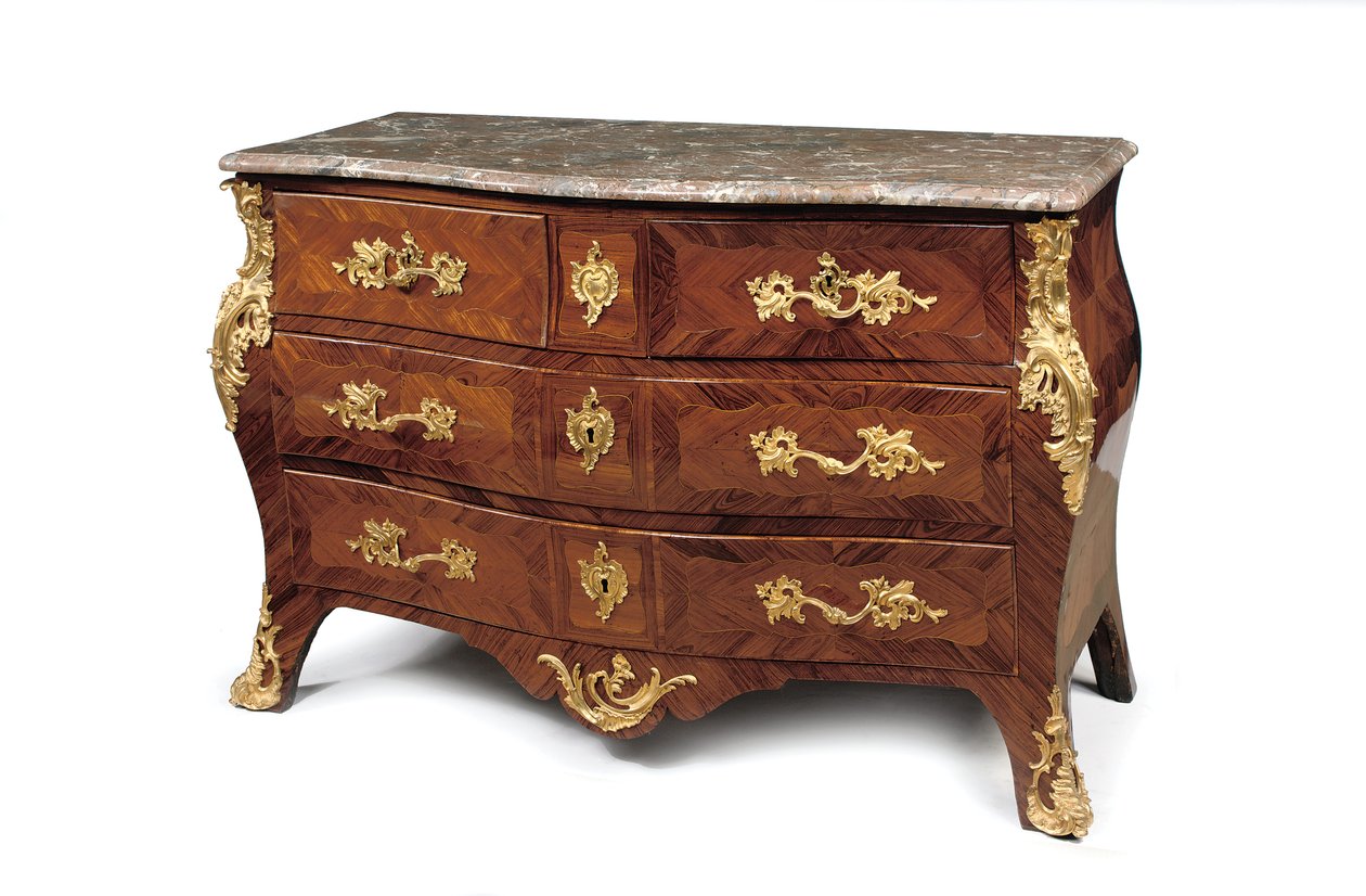 Louis XV bombe commode, tredje fjerdedel af det 18. århundrede (ormolu befæstet kingwood, tulipanwood, marmor & marquetry) af Jacques Birckle