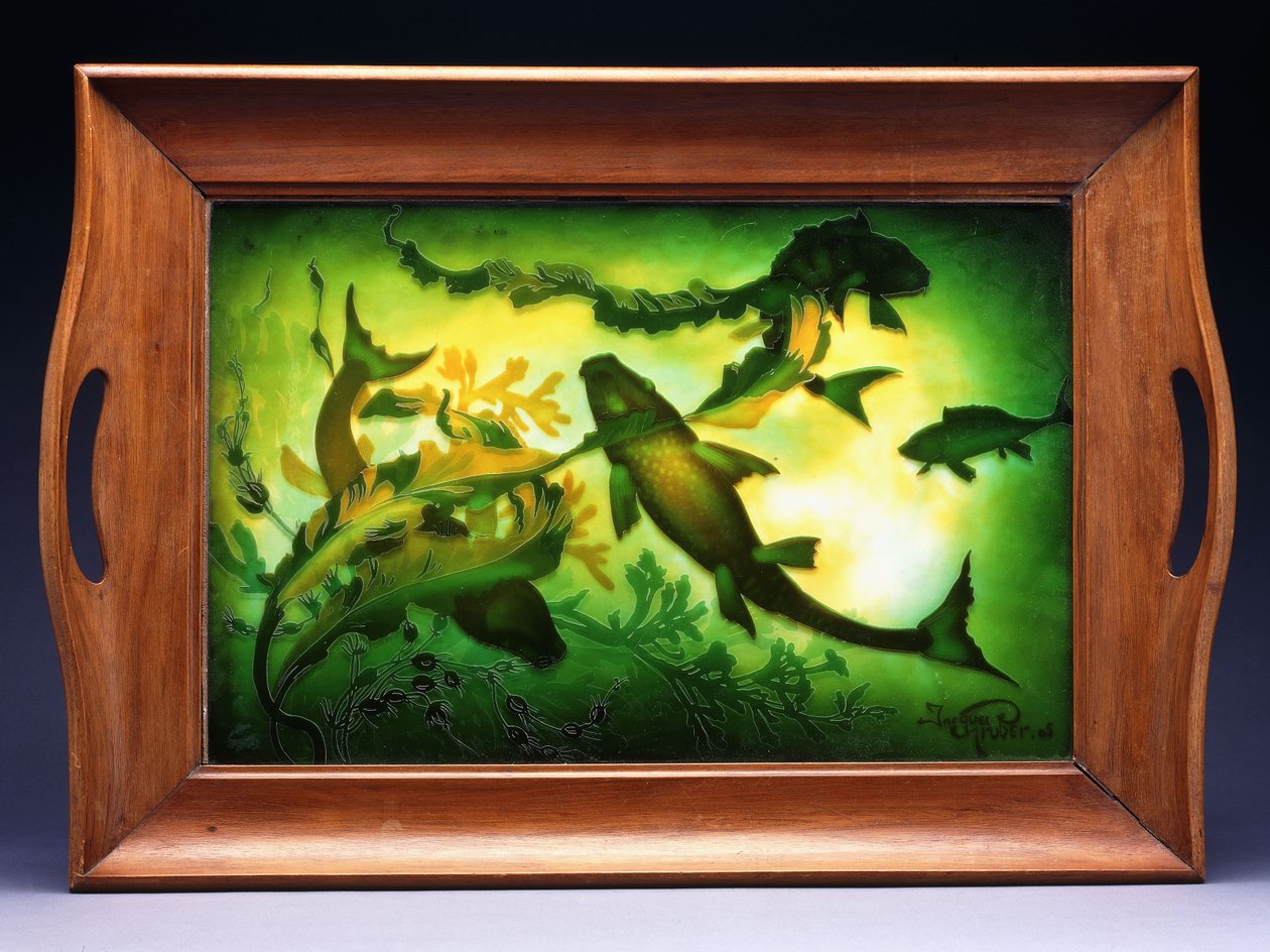 En dobbelt overlejret og ætset glasbakke, der forestiller fisk, der svømmer midt i løv, ca. 1905 (glas, træ) af Jacques Gruber