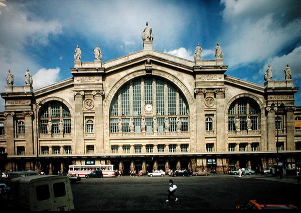 Udsigt over facaden på Gare du Nord, bygget 1861-63 af Jacques Ignace Hittorff