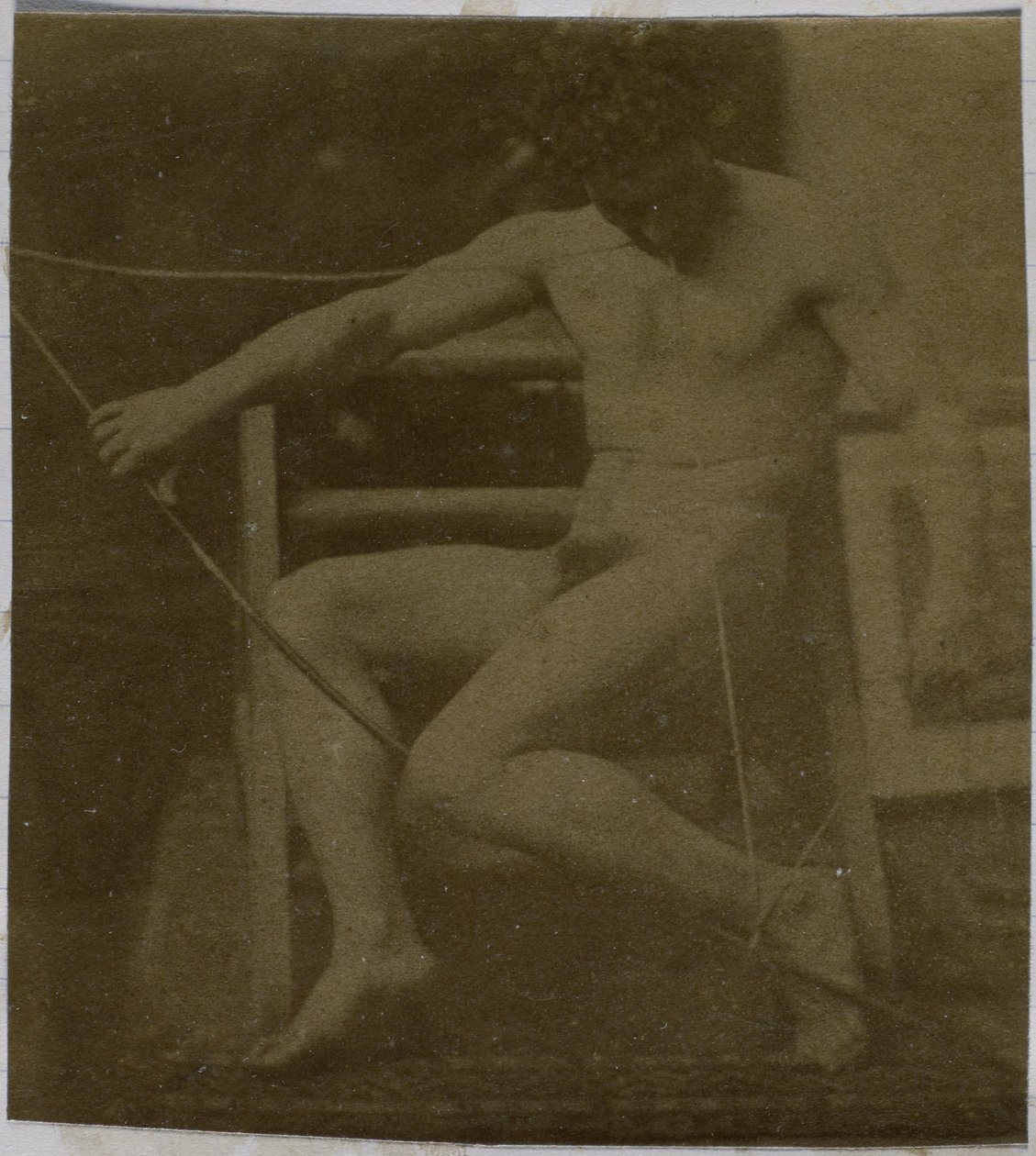 Studie af en mandlig nøgenmodel siddende på et trin, set forfra med et reb og sløjfe på skødet, i Jacques de Lalaings studie af Jacques Lalaing (attributed to)