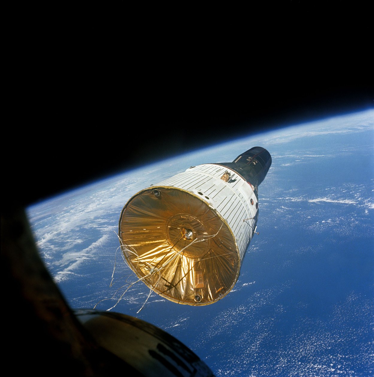 Gemini VI i kredsløb 160 miles 257 km over Jorden, 15. december, af James A Lovell Jr