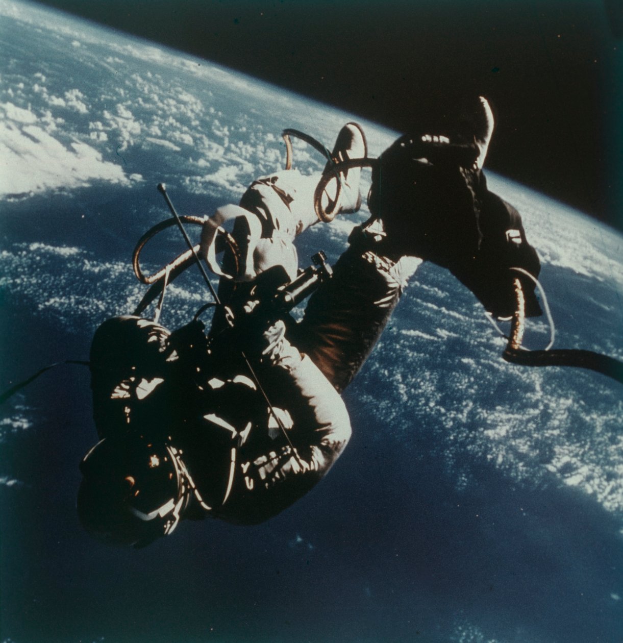 Astronaut Edward White udfører den første amerikanske rumvandring, 3. juni 1965. af James A McDivitt