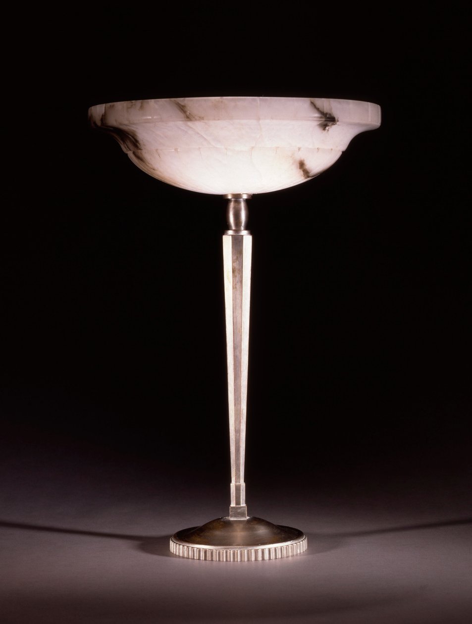 En bordlampe af sølvfarvet bronze designet af Jacques-Emile Ruhlmann (1879-1933), ca. 1913 af James Baker (attr. to) Pyne
