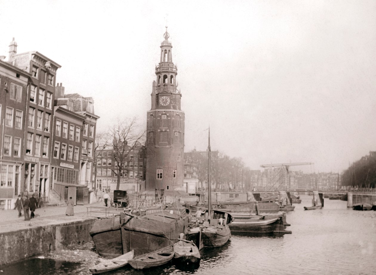 Pramme på kanalen foran Montelbaanstoren, Amsterdam, 1898. af James Batkin
