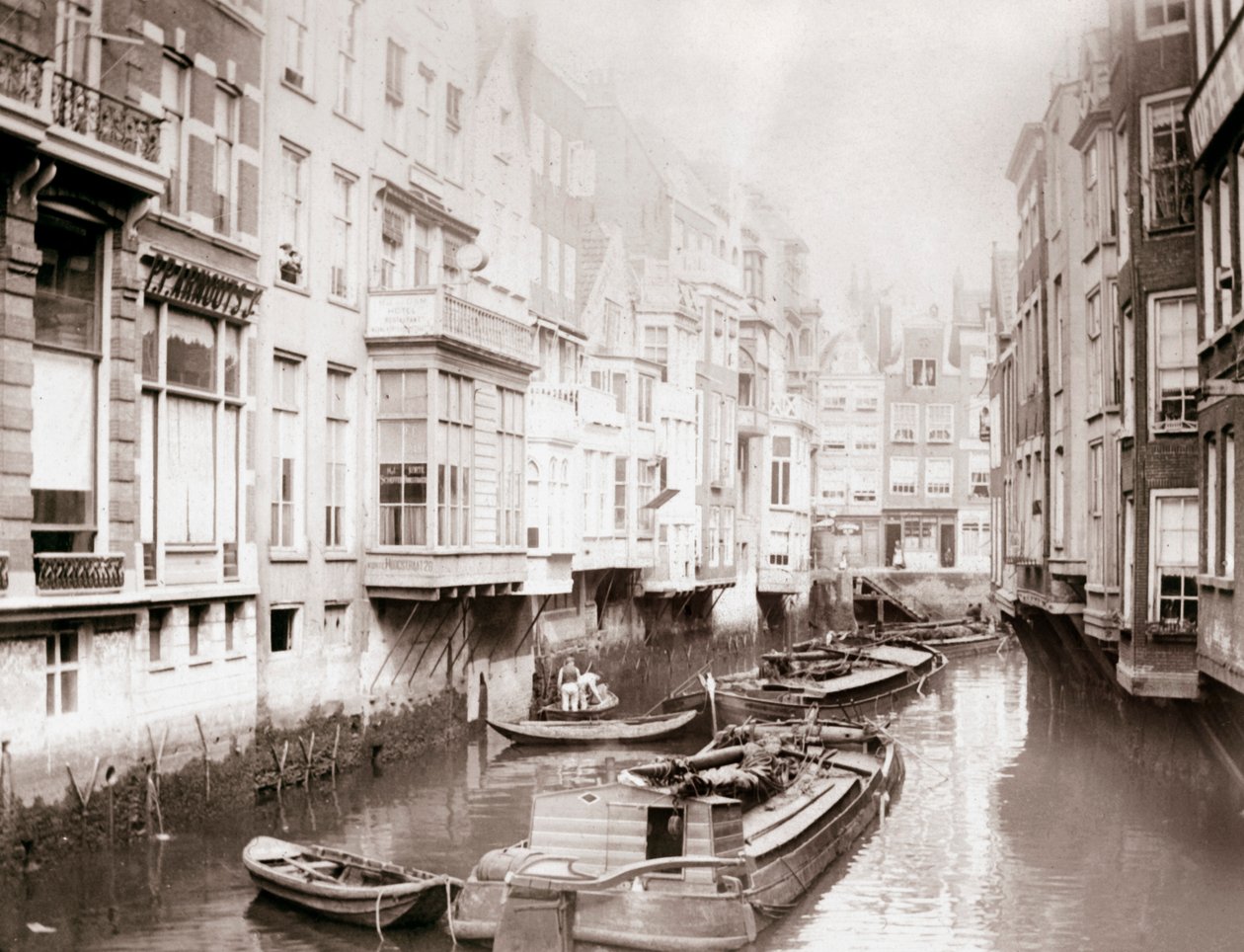 Både på kanalen, Amsterdam, 1898. af James Batkin