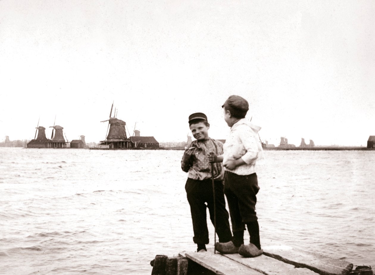 Drenge ved en kanal, Laandam, Holland, 1898. af James Batkin
