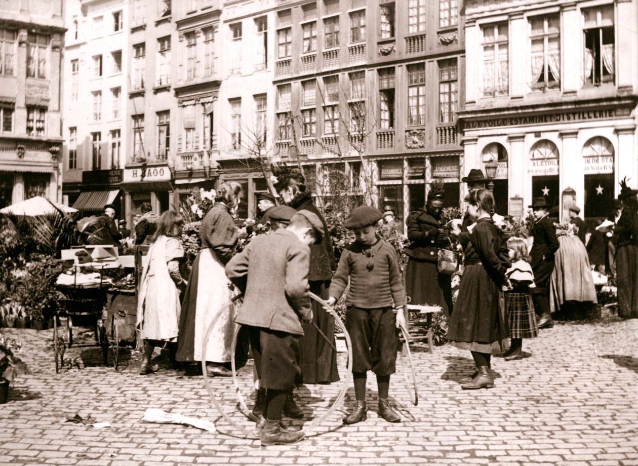 Drenge med bøjler på et marked, Rotterdam, 1898. af James Batkin