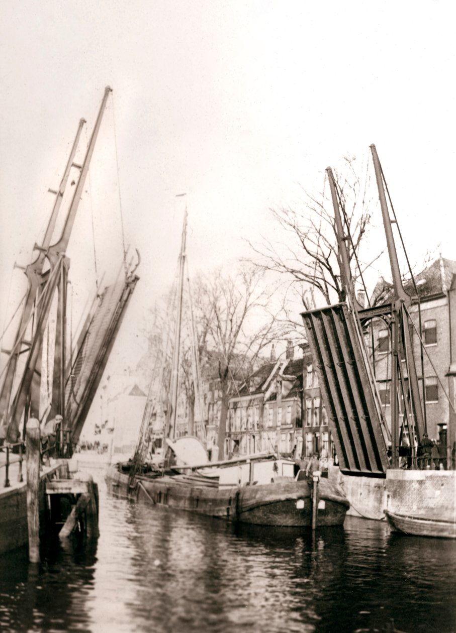 Kanalbro og både, Dordrecht, Holland, 1898. af James Batkin
