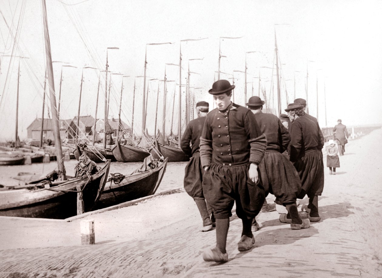 Mænd i traditionel kjole, Marken Island, Holland, 1898 af James Batkin