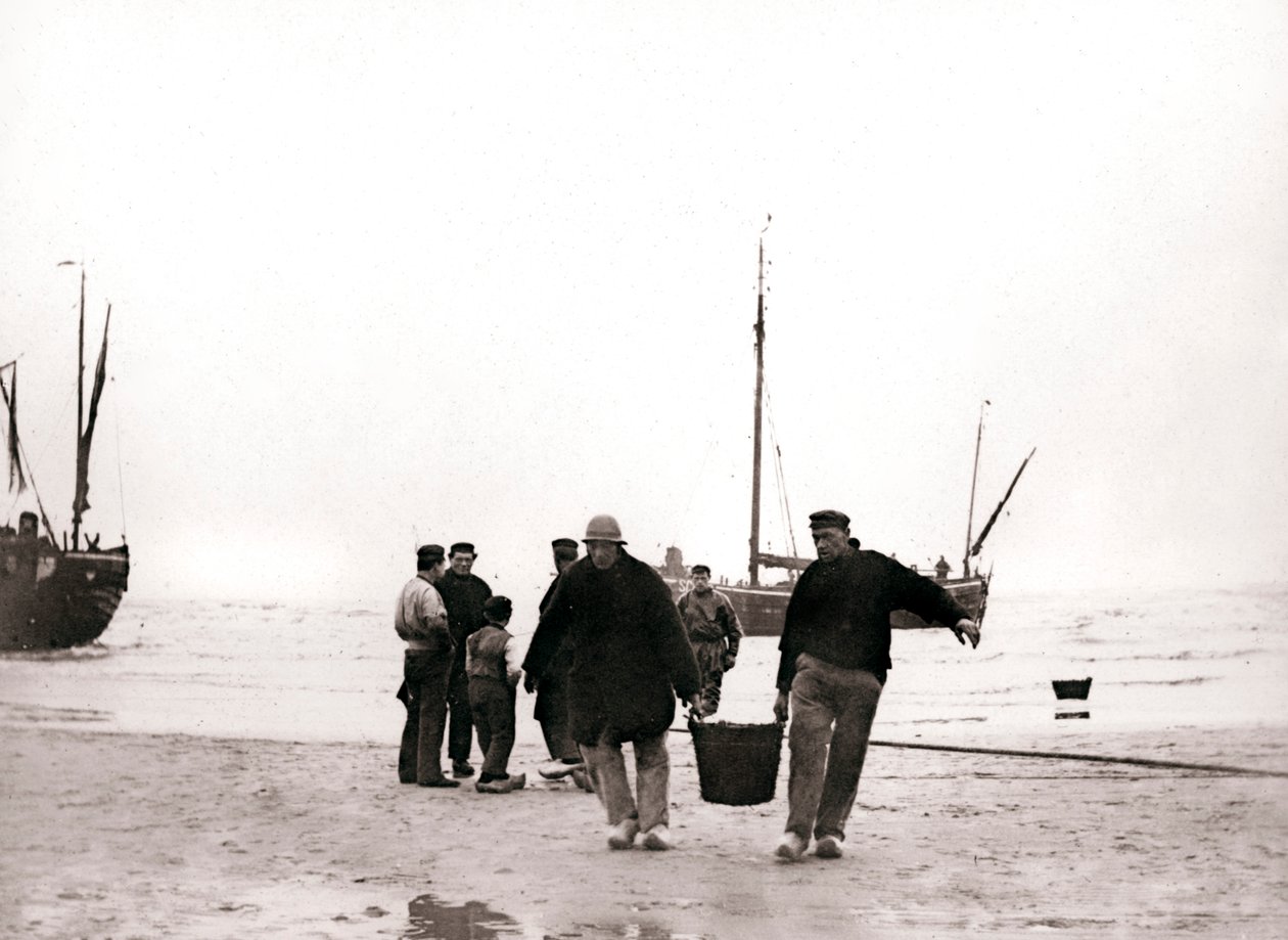 Mænd ved kysten, Scheveningen, Holland, 1898. af James Batkin