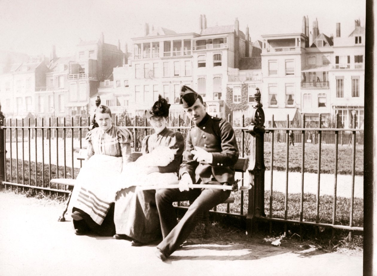 Folk på en bænk, Rotterdam, 1898 af James Batkin