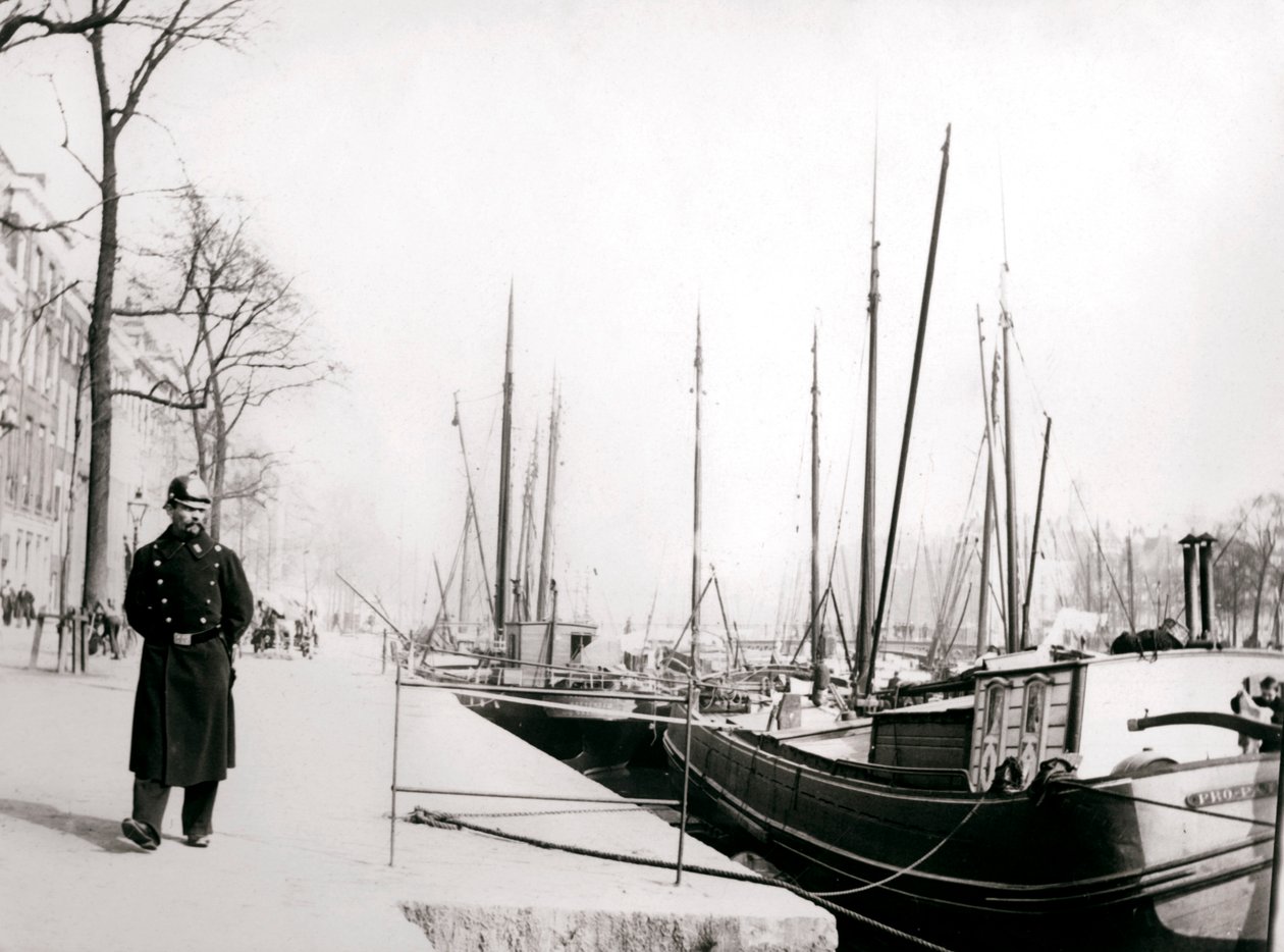 Politimand ved en kanal, Rotterdam, 1898. af James Batkin