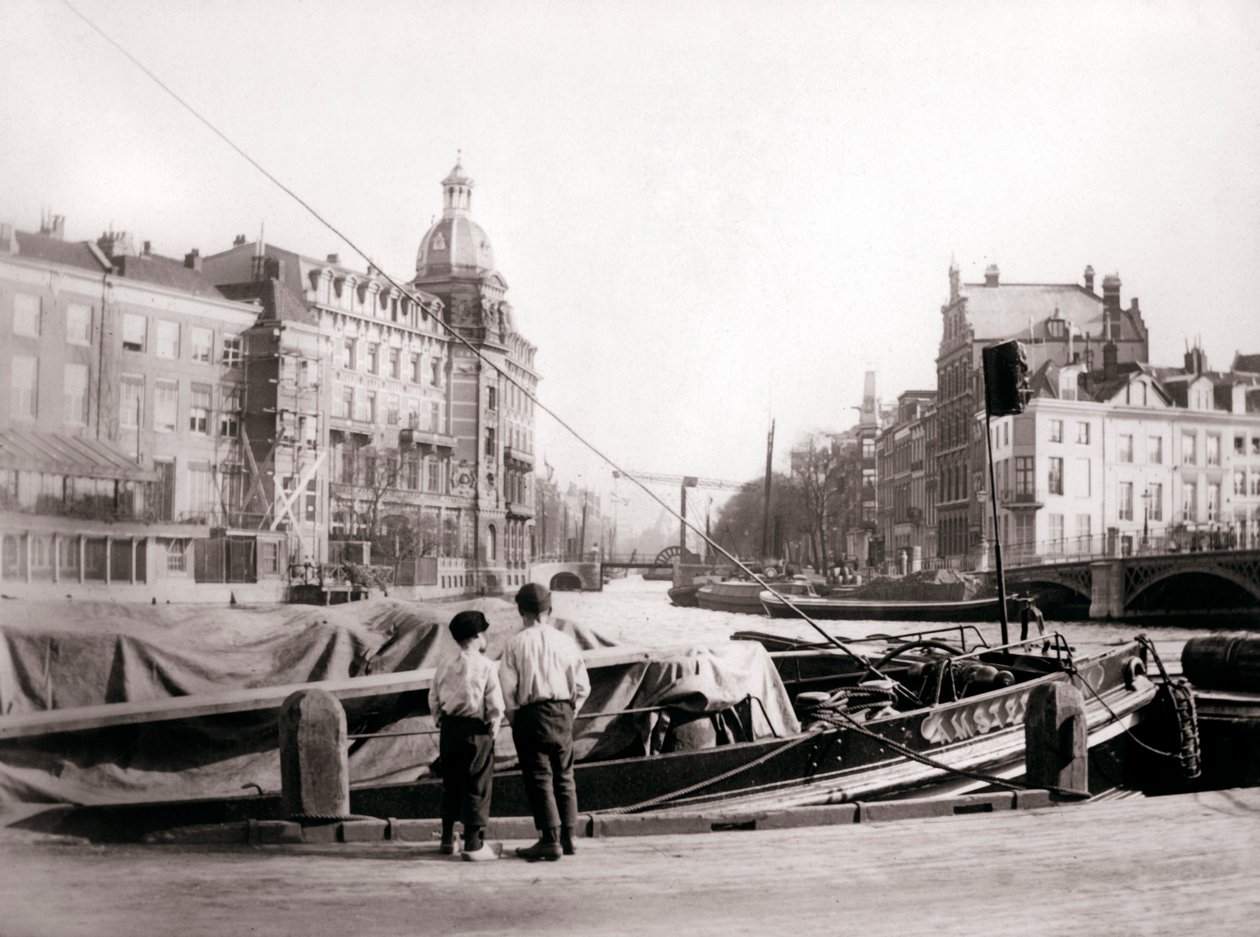 To drenge ved en kanal, Rotterdam, 1898. af James Batkin