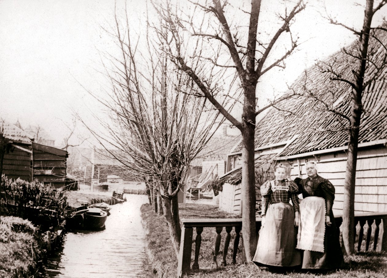 To kvinder på en kanalbredde, Broek, Holland, 1898. af James Batkin