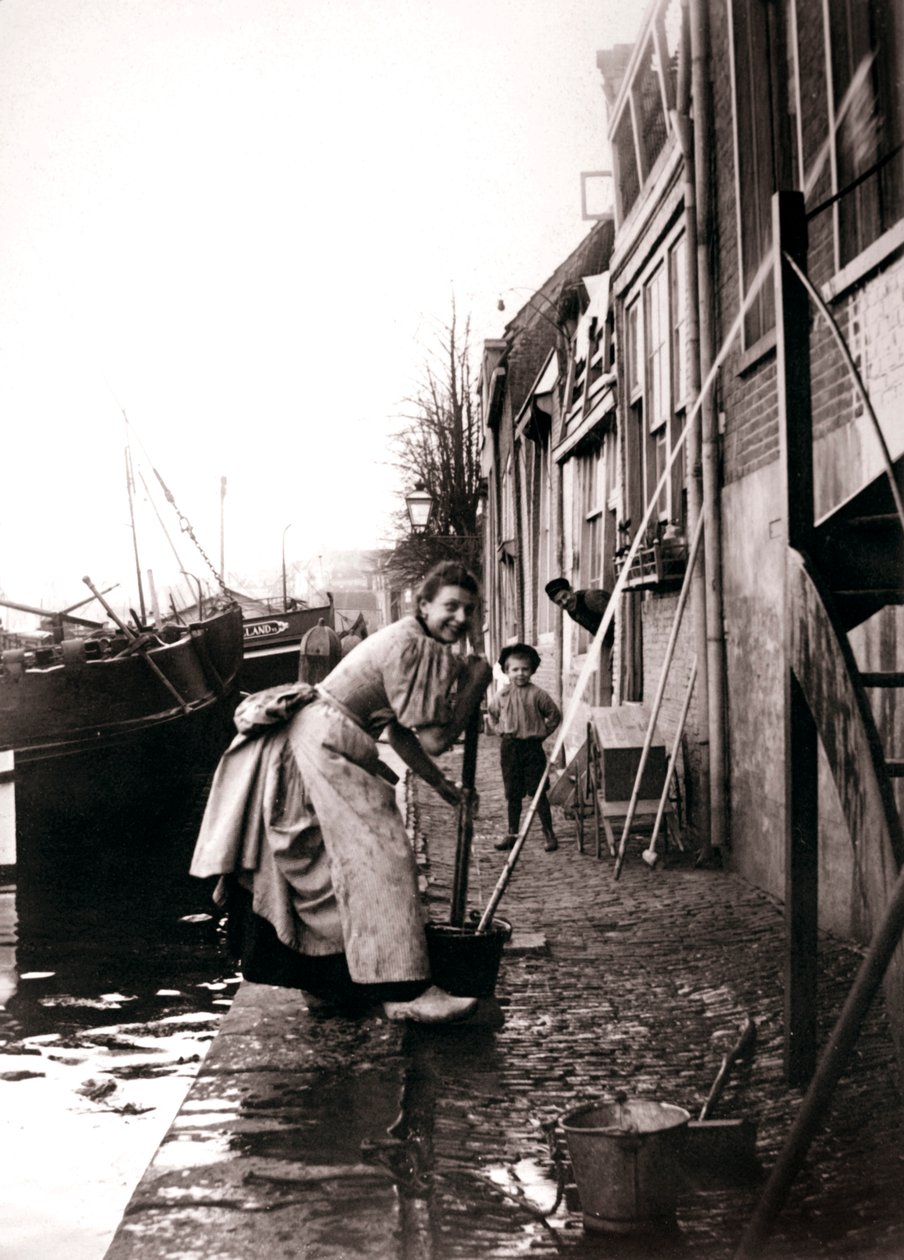 Kvinde vasker gaden, Dordrecht, Holland, 1898. af James Batkin