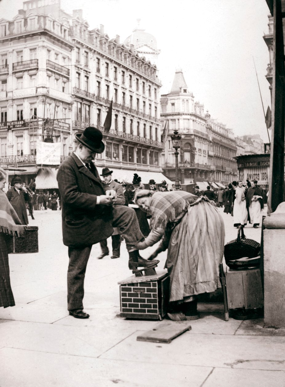 Kvinde pudser sko, Bruxelles, 1898. af James Batkin