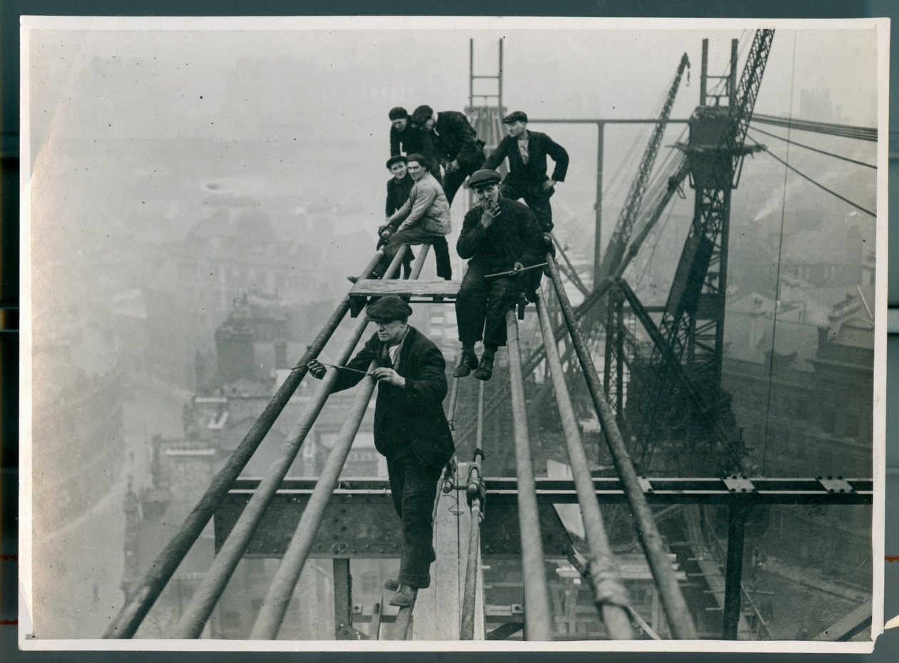 Arbejdere sad usikkert højt oppe på den nye Tyne Bridge i 1927 af James Geddie