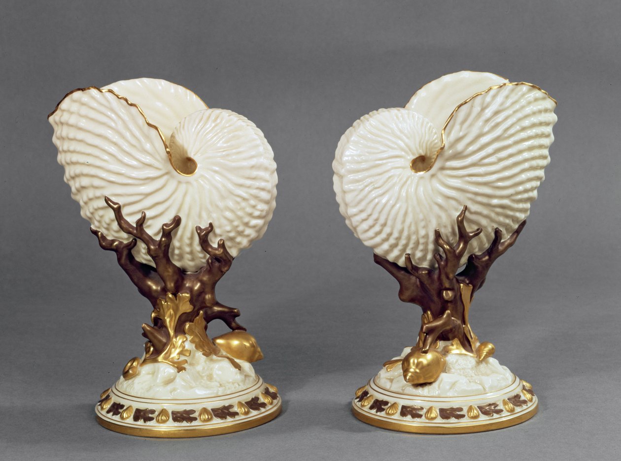 Par Worcester vaser formet som Nautilus skaller, 1880 porcelæn af James Hadley