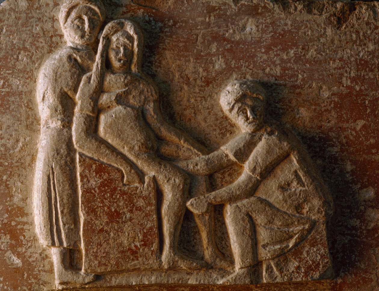Et relief fra en romersk mands og kones grav viser en fødende kvinde. Museo A... af James L Stanfield