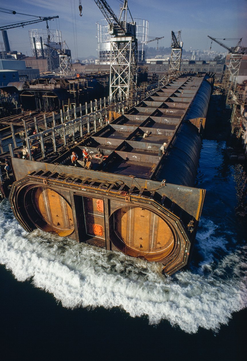 En del af tunnelrøret til BART, Bay Area Rapid Transit massetransportsystem, flyder... af James L Stanfield