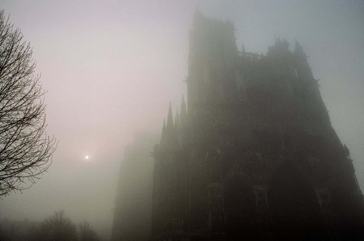 En udsigt i morgentågen over Notre-Dame i Amiens. NOTRE-DAME KATEDRALEN, AMIENS,... af James L Stanfield