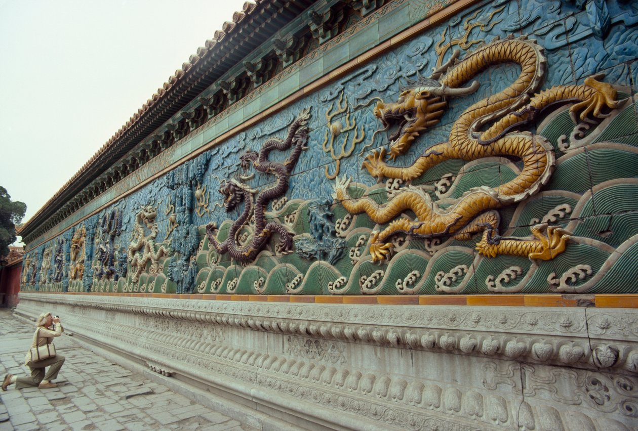 En kvinde fotograferer Nine-Dragon Screen. Beihai Park, Beijing, Folkerepublikken Kina. af James L Stanfield