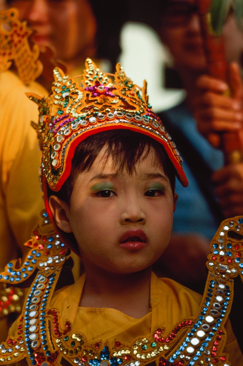 En ung tilbedende ved Tabaung-festivalen. Shwe Dagon-pagoden, Rangoon, Burma. af James L Stanfield