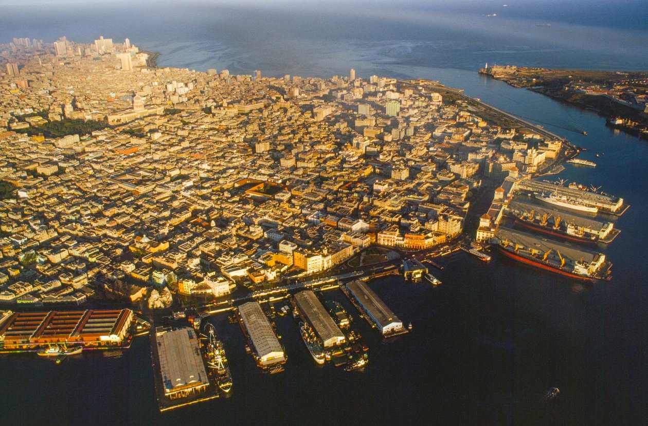 Luftfoto af det gamle Havana, Havana Havn, Canal del Puerto, Bahia de la Ha... af James L Stanfield