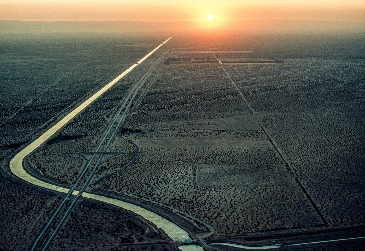 Luftfoto af All-American Canal, mens den brændende sol går ned i vest. Kanalen... af James L Stanfield