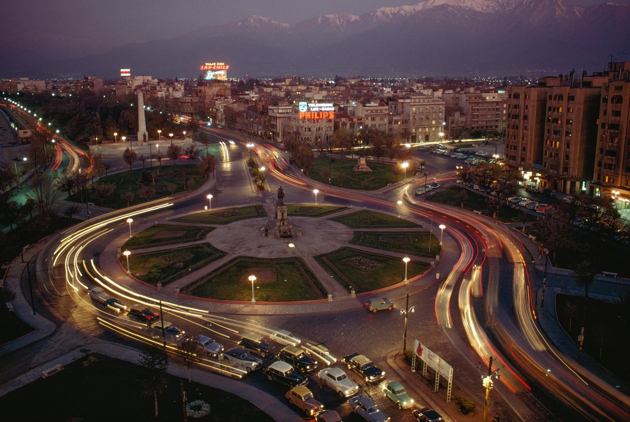 Bil, byens lys oplyser Plaza Baquedano. Santiago, Chile af James L Stanfield