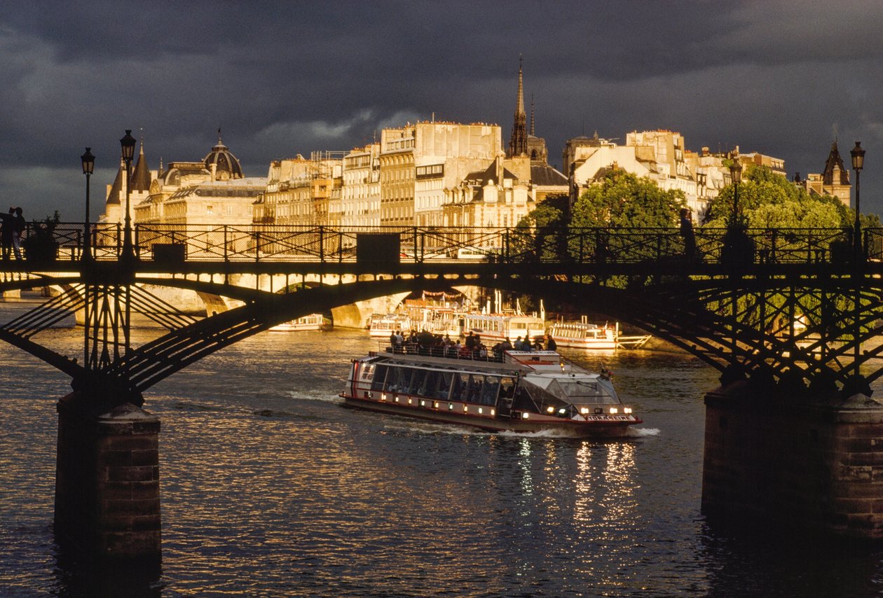 Mørke skyer hænger over os, mens en båd passerer under Pont des Arts. Seine-floden, Pa... af James L Stanfield