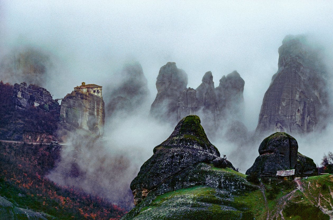 Klostre fra det 14. århundrede, klippeformationer indhyllet i tåge. Meteora-klosteret... af James L Stanfield