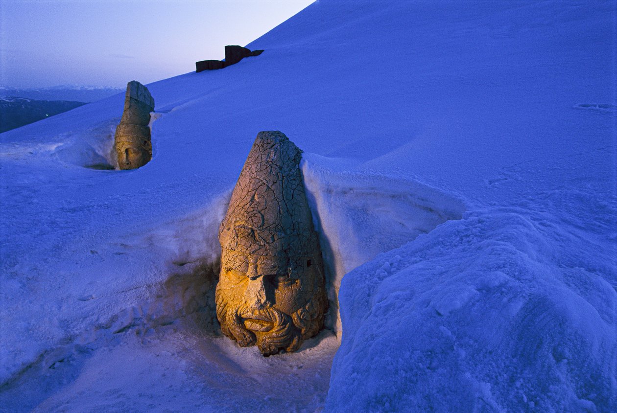 Gravmonumenter i Nemrut Dagi begravet i sne. Nemrut Dagi, Nemrut-bjerget, Tyrkiet af James L Stanfield