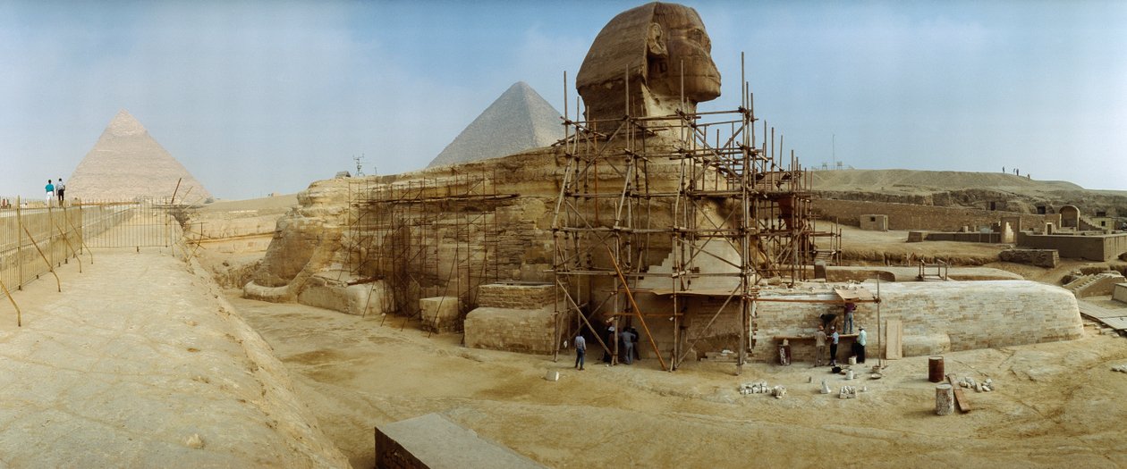 Panorama af restauratører, der arbejder på at genopbygge basen af Egyptens store sfinks. Giza, Egypten. af James L Stanfield