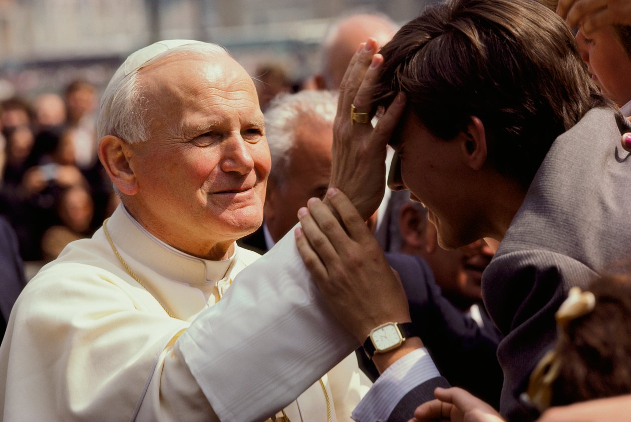 Pave Johannes Paul II velsigner en ung mand. Peterspladsen, Vatikanstaten. af James L Stanfield